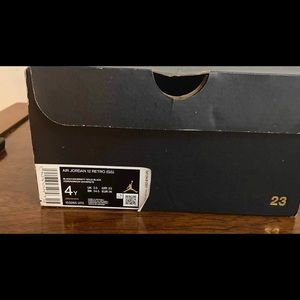 Jordan 12 university Gold size 4y like new